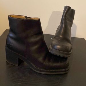 BARETRAPS gently loved boots! In size 8m